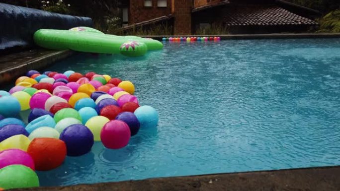 雨水水滴飞溅度假酒店泳池下雨天气