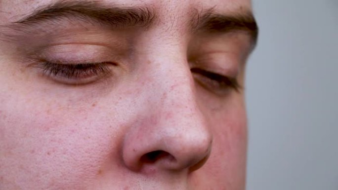 一个男人鼻子的特写。黑点和粗大的毛孔清晰可见。鼻子的宏视频