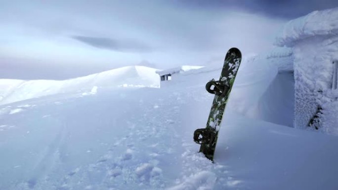 滑雪板站在雪地里。在山脉的背景下被困在雪堆中。北部白雪覆盖的冬季山脉，希比尼。北极圈以外的夜晚景观。