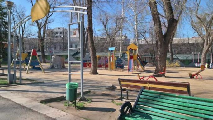 由于新型冠状病毒肺炎病毒威胁，紧急状态期间摩尔多瓦基希讷乌市中心大教堂广场公园的空儿童游乐场