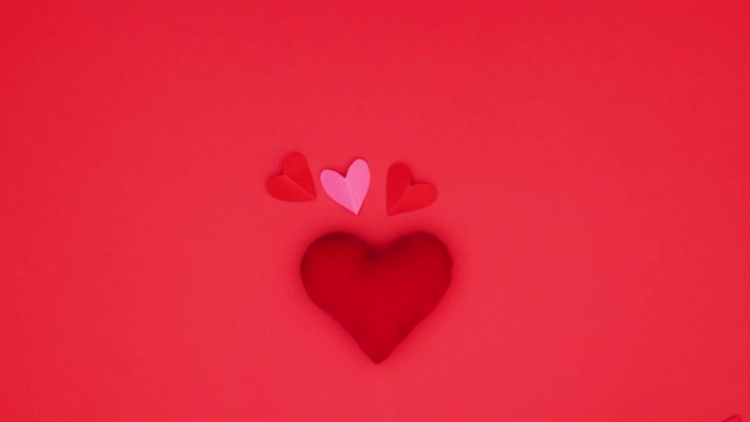 许多红色和粉红色的小心脏从红色的大心脏中出来-停止运动