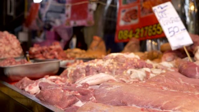 泰国露天市场上带有自动苍蝇的新鲜肉类