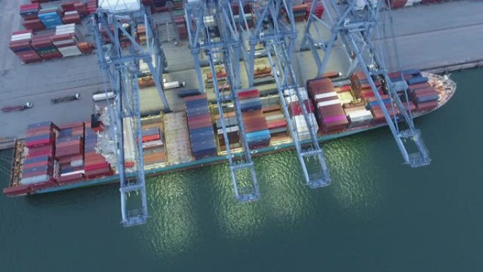国际货运港港口集装箱船的鸟瞰图