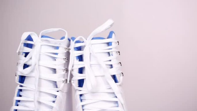 白色背景上的新白色花样溜冰鞋。