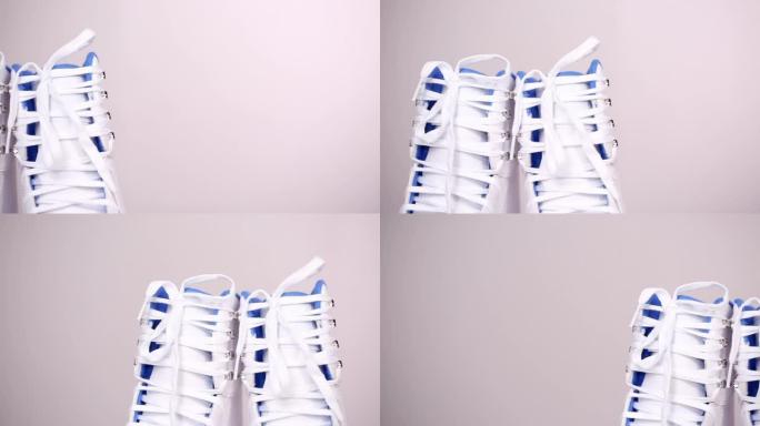 白色背景上的新白色花样溜冰鞋。