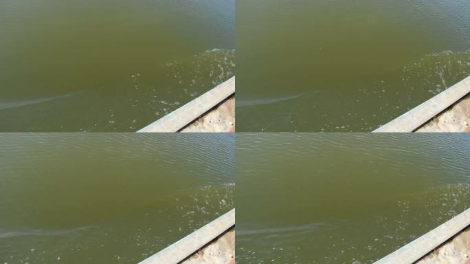 越南顺化河上的摩托艇流出的水