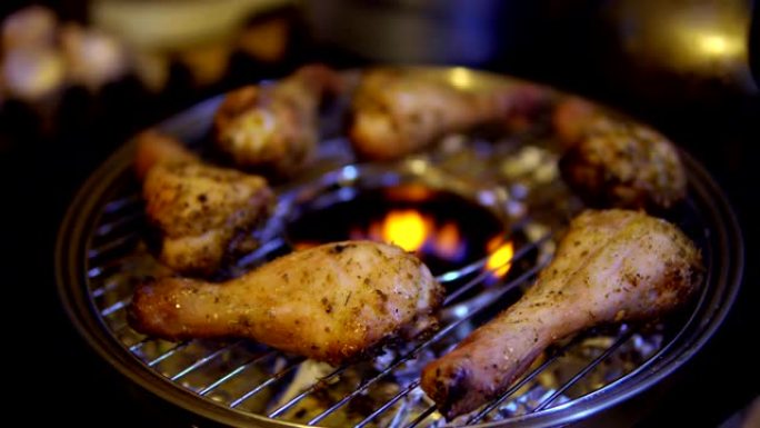 人类在家用燃气烤架上烤鸡腿。