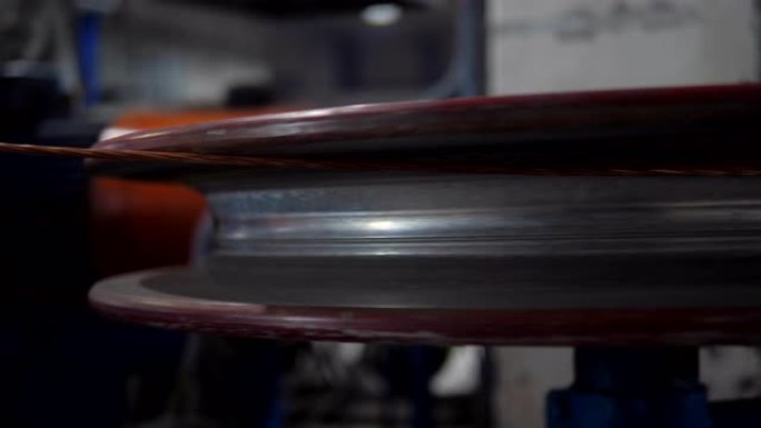 工厂设备中拉丝方法拉丝的铜线特写电缆制造。