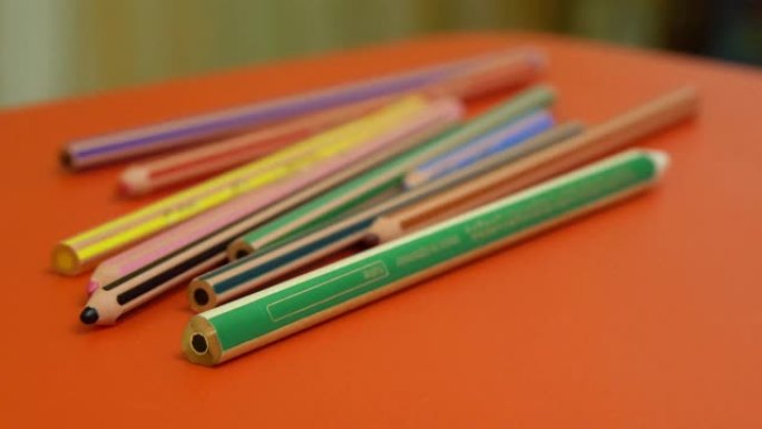 桌子上的一组铅笔