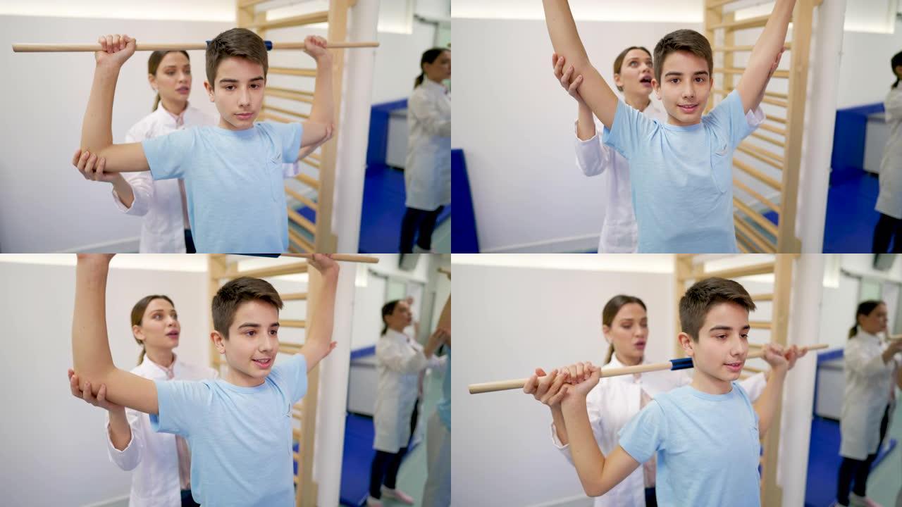 年轻女医生帮助年轻患者使用医疗棒进行肩部锻炼