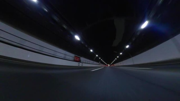 高速公路上的夜间驾驶 | 隧道