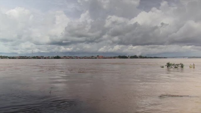乌云天空下季风期间河流水位上升