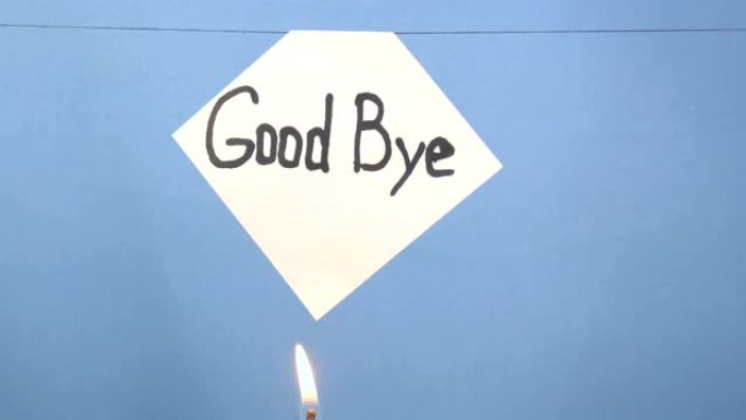 燃烧和吸烟的白色纸，蓝色背景上有黑色铭文 “goob bye”