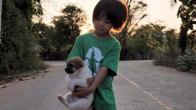 小女孩背着小狗在路上跳舞