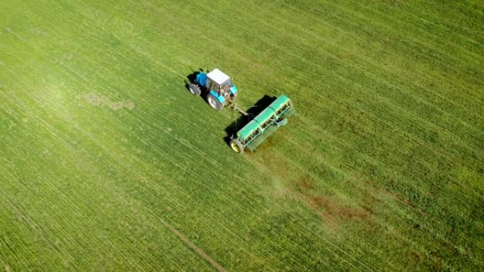 拖车牵引车固体肥料在田间的应用