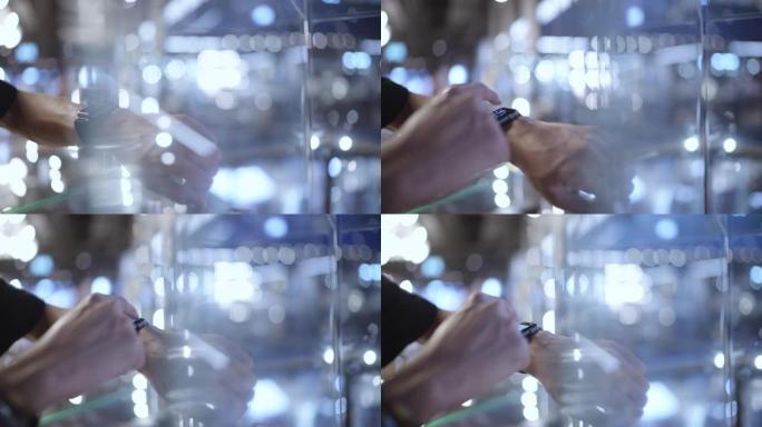 特写使用智能手表的微距镜头，手指触摸智能手表