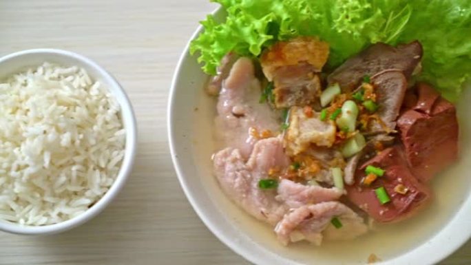 猪肉内脏和血果冻汤碗配米饭-亚洲美食风格