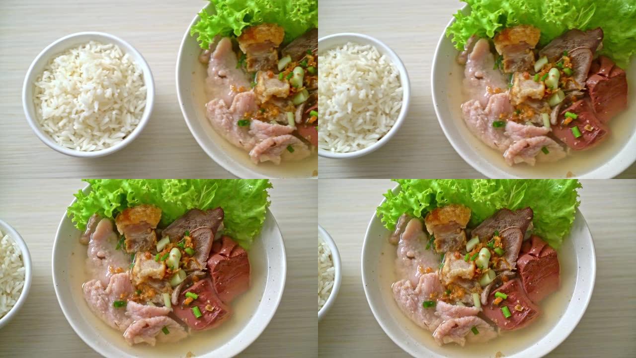 猪肉内脏和血果冻汤碗配米饭-亚洲美食风格
