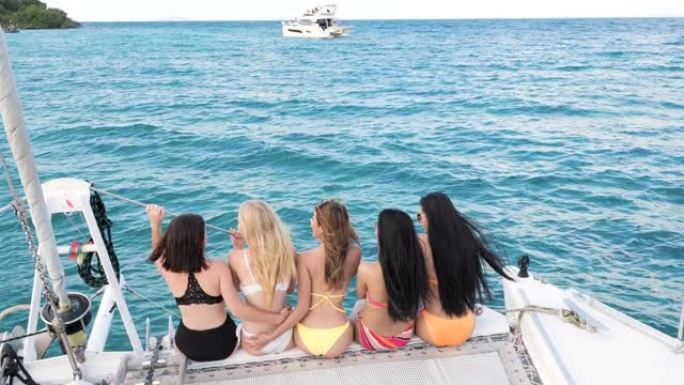 四个漂亮的女孩在游艇上举行派对