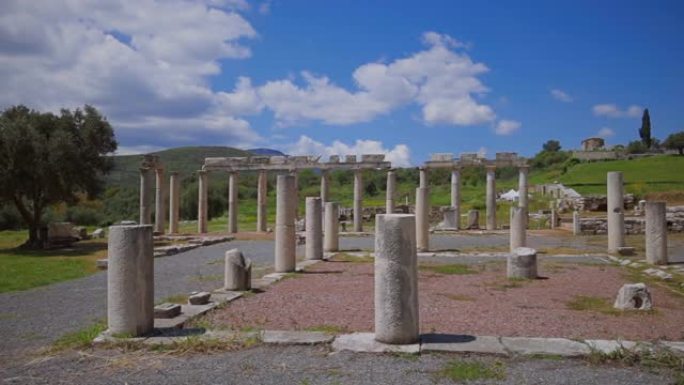 希腊伯罗奔尼撒半岛，墨西拿，卡拉马塔附近，古代墨西尼的考古遗址，多利安风格的斯托亚门廊
