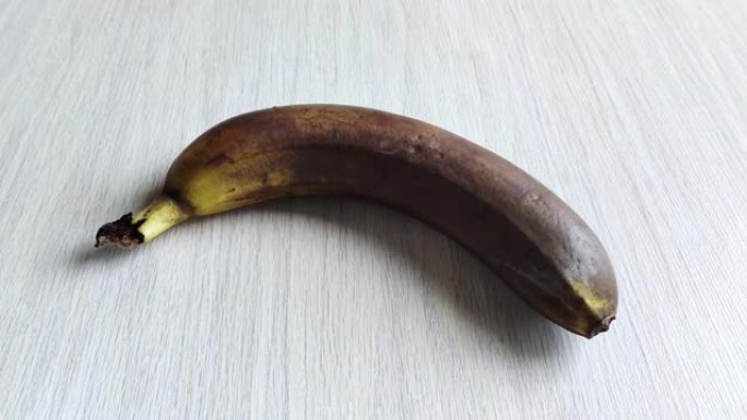熟透的香蕉躺在木桌上