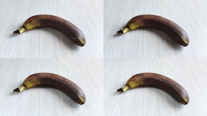 熟透的香蕉躺在木桌上