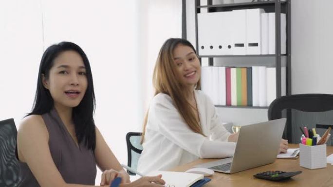 一群在办公室开会的美丽的亚洲女性举手提问或集思广益创业项目。赋权女性团队合作的概念。