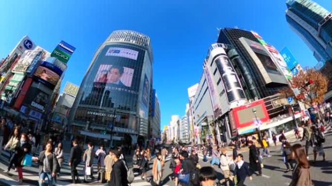 走在涩谷十字路口日本东京涩谷十字路口人流