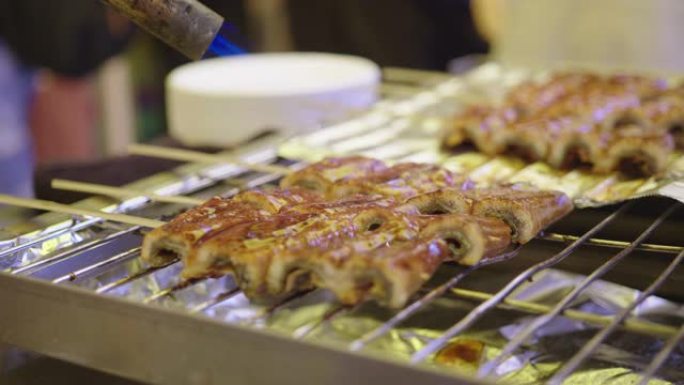 Unagi烤日式淡水鳗鱼放在厨房的炉子上
