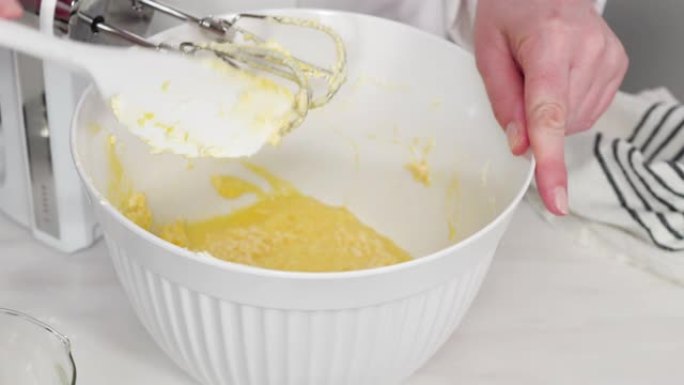 混合面糊烘烤香草纸杯蛋糕和奶油糖霜。