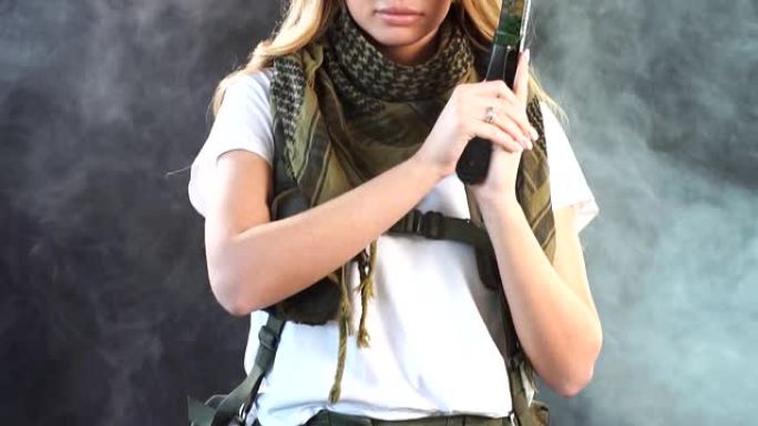 穿着盔甲的女人手里拿着枪。军队，奉献精神，技术，慢镜头