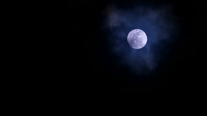 夜空中满月冷月柔和乌云移动通行证