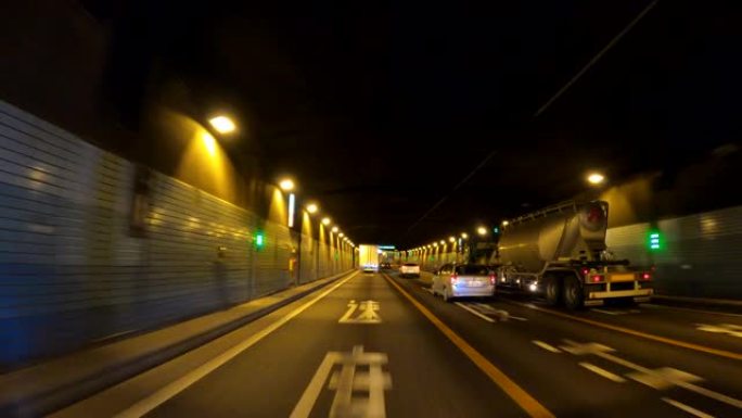 从驾驶员的角度来看，在隧道中行驶