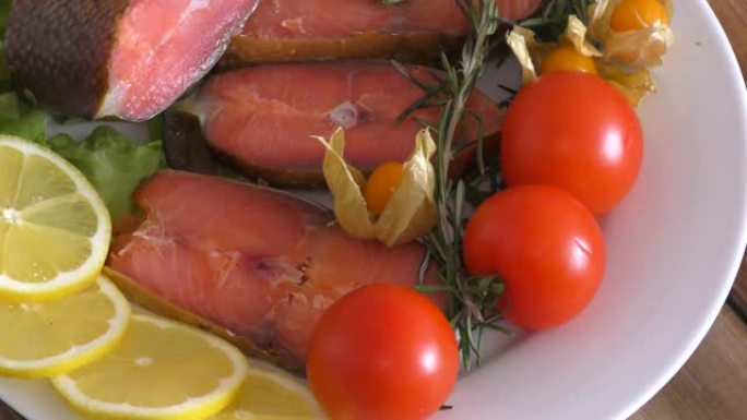 地中海烹饪的鲑鱼摆盘高级美食