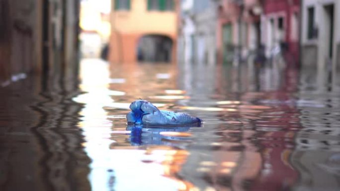 瓶子漂浮在被洪水淹没的城市的水面上