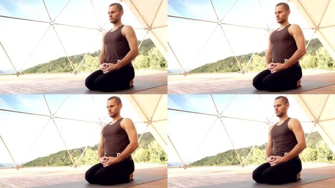 专业瑜伽教练-教练坐在高山体育馆的金刚或Seiza (日本) 坐姿进行呼吸集中运动。