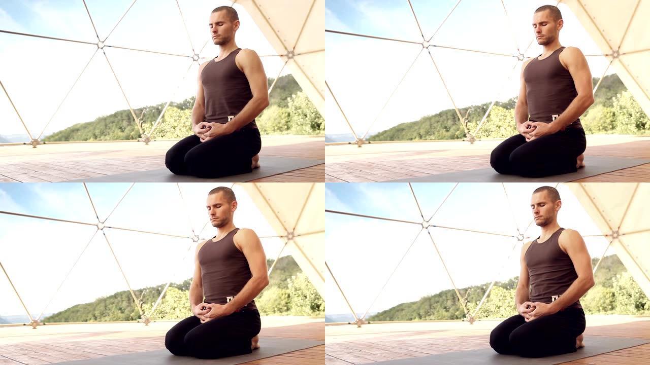 专业瑜伽教练-教练坐在高山体育馆的金刚或Seiza (日本) 坐姿进行呼吸集中运动。