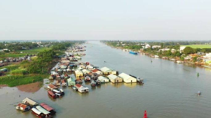 越南南部湄公河三角洲日落时分的浮动村庄Chau Doc的全景