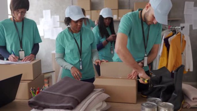慈善食品银行中包装捐款箱的志愿者