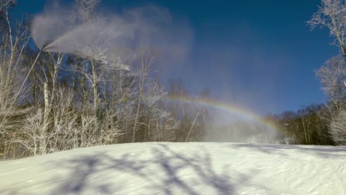 造雪系统。雪炮喷水造雪。