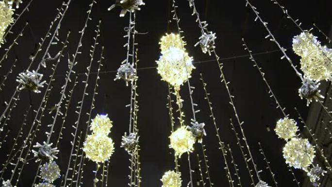 圣诞节街道照明在莫斯科的Nikolskaya街上。城市在假期中装饰着发光的球，悬挂在绳索上，在摇曳的