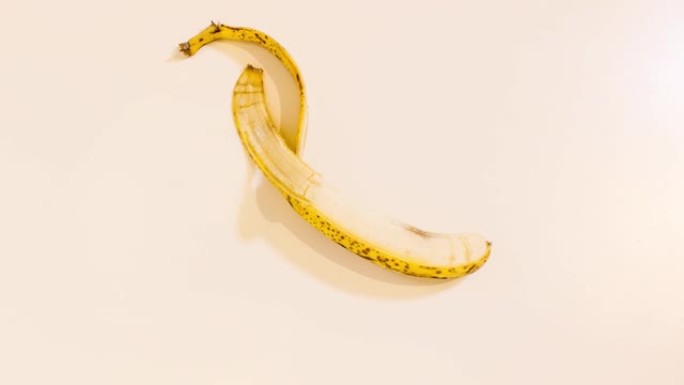 旧香蕉以停止运动的方式自行脱落