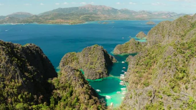 带泻湖和绿松石水的海景