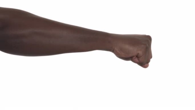 一个男人表演拳打的特写。肌肉发达的男性握着拳头。运动概念