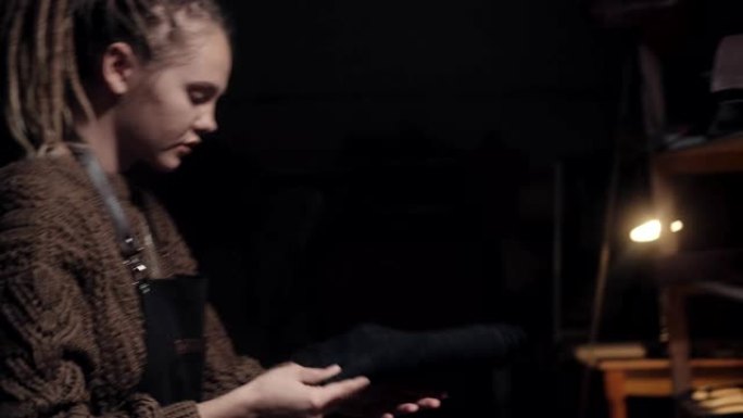 黑暗创意工作坊中的女坦纳，平均计划