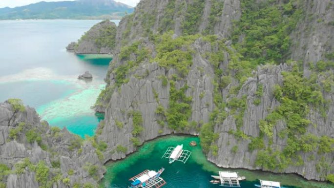 天堂岛双泻湖的空中无人机视图，带有尖锐的石灰岩岩石，热带旅行目的地-菲律宾巴拉望科伦。