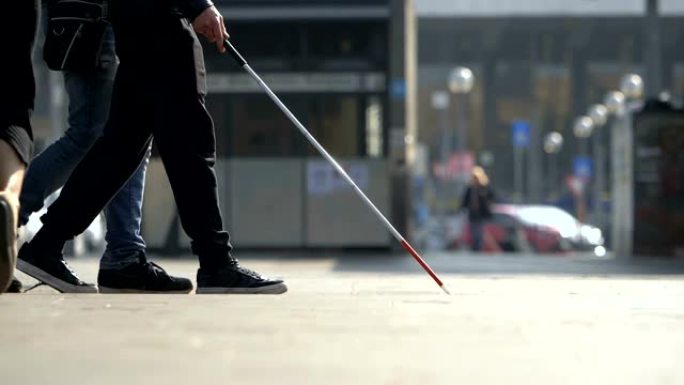 协助盲人。男子帮助盲人在城市中行走