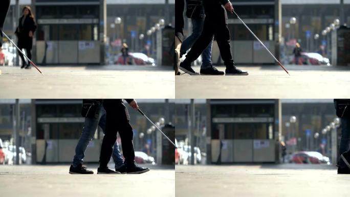协助盲人。男子帮助盲人在城市中行走