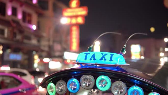泰国曼谷黄昏时分，选择性聚焦出租车灯和街道交通。