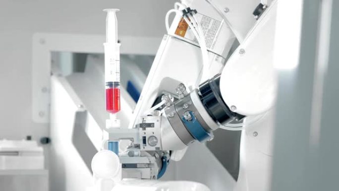 机械臂用化疗药物注射。两个操纵器将药物填充到注射器中。医学新技术，创新。癌症患者和感染者的远程治疗。